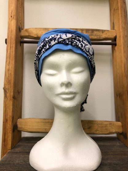 bonnet bleu avec foulard en coton