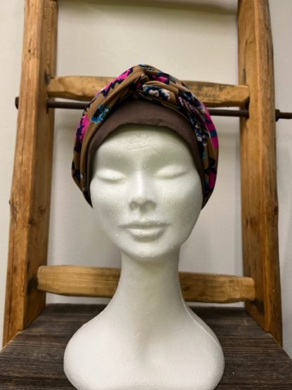 bonnet brun avec foulard