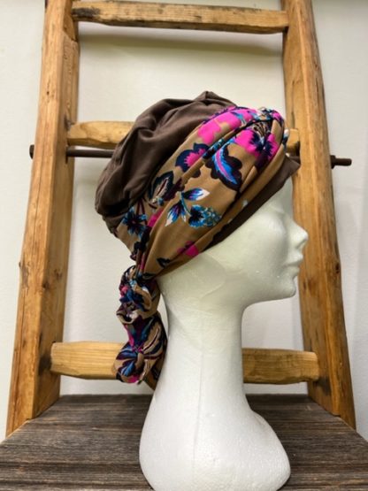 bonnet brun avec foulard – Bild 2