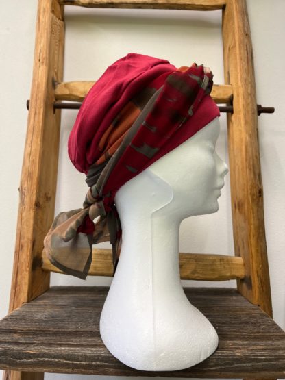 bonnet rouge avec foulard – Image 2