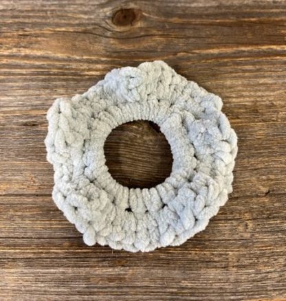 chouchou velours gris fait main au crochet