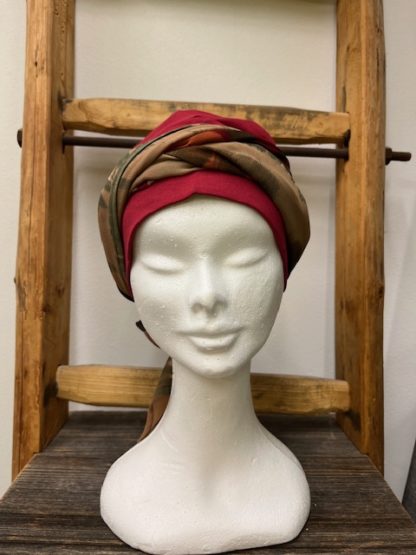 bonnet rouge avec foulard