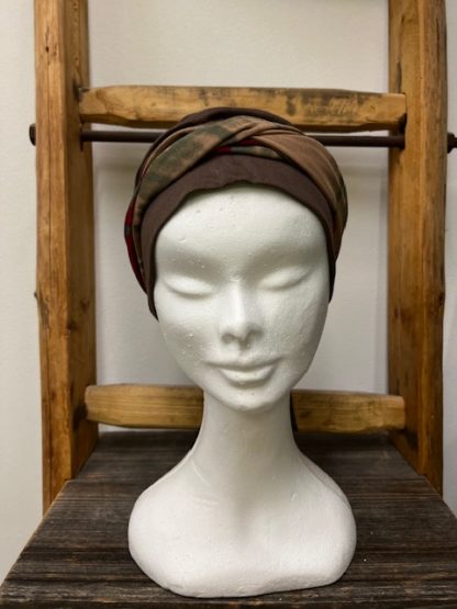 bonnet brun avec foulard