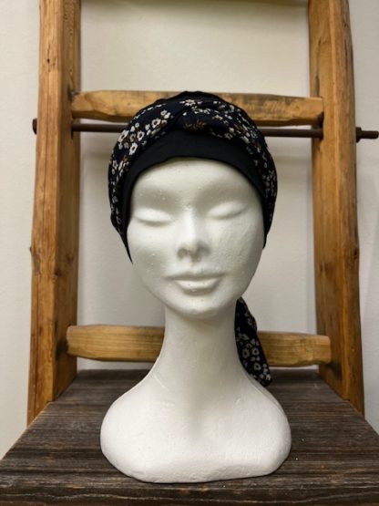 bonnet noir avec foulard