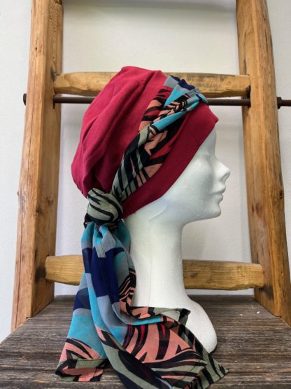 bonnet rouge avec foulard – Image 2