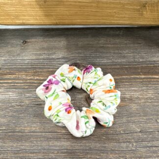 chouchou blanc-crème à fleurs