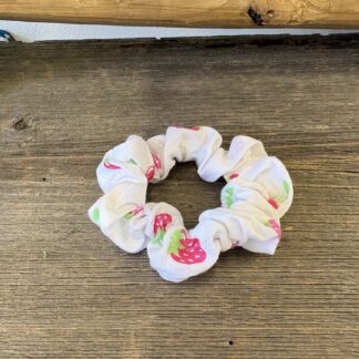 chouchou blanc avec cerises et fraises