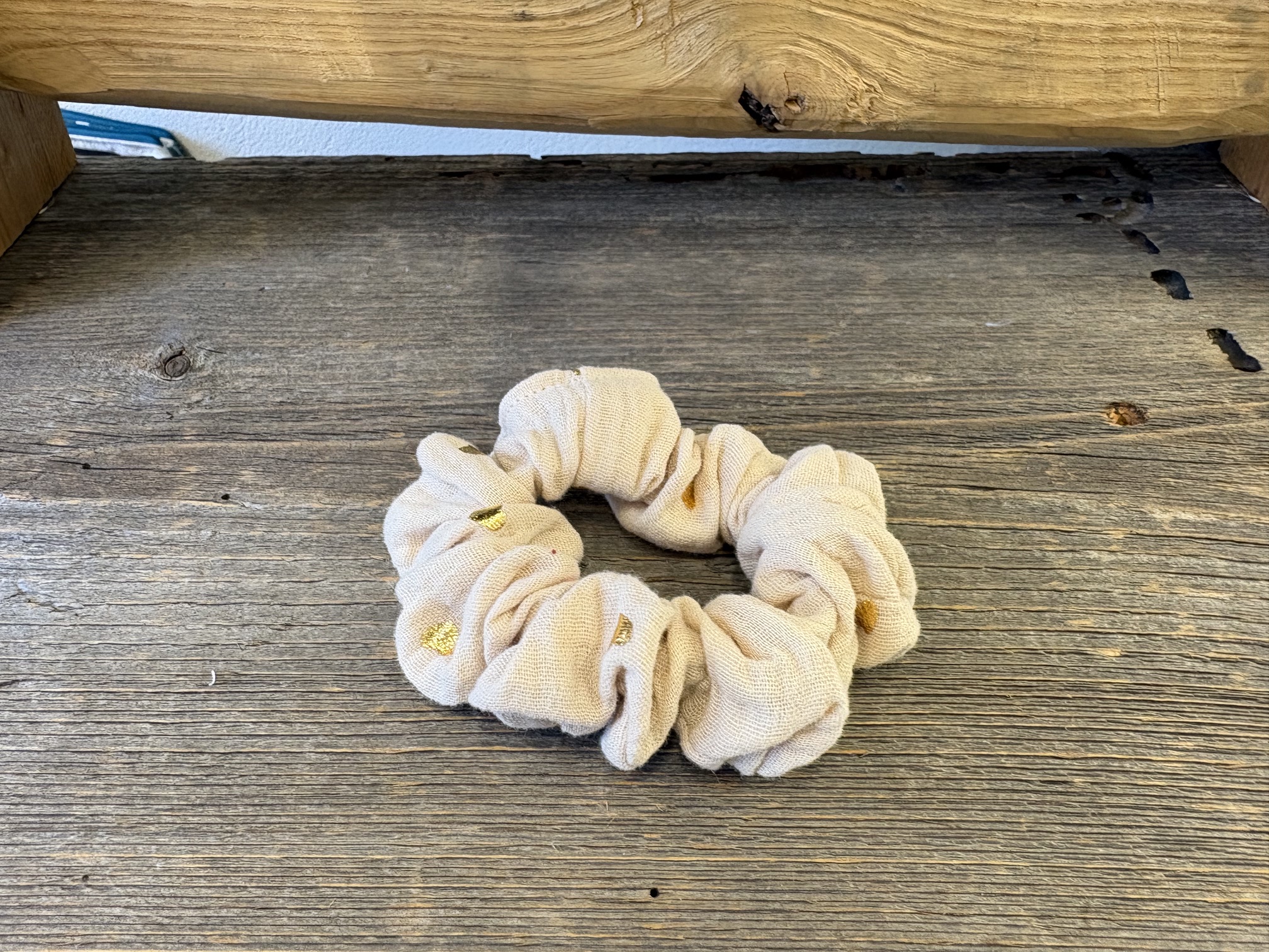 chouchou beige avec coeur doré